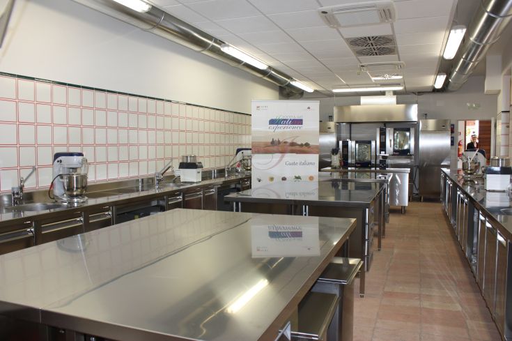 Simple and functional kitchen, ideal for daily cooking and culinary courses.