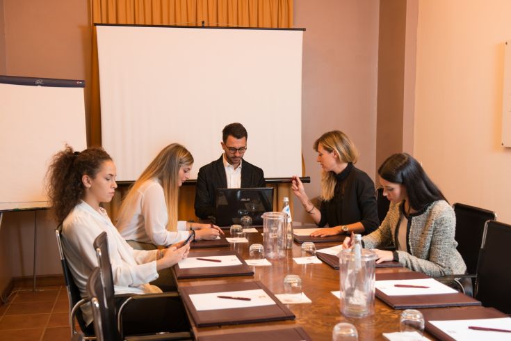 Ein berufliches Treffen in einer Arbeitsumgebung, das auf Zusammenarbeit und Dialog fokussiert.