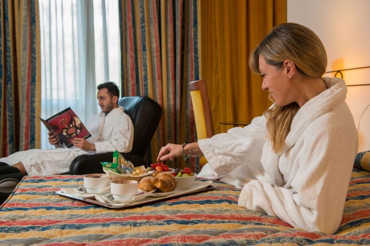 Frühstück in einer gemütlichen Hotelatmosphäre serviert, perfekt um den Tag geschmackvoll zu beginnen.