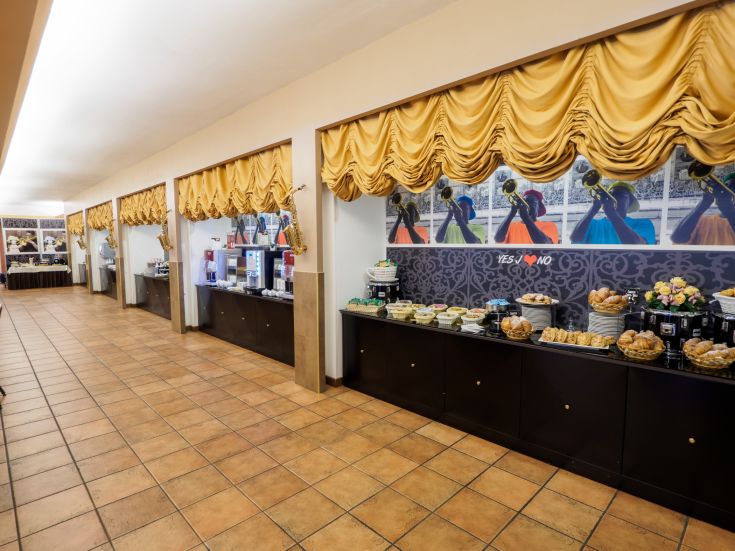 Eine schlichte und komfortable Atmosphäre mit einem abwechslungsreichen Buffet in einem Hotel.