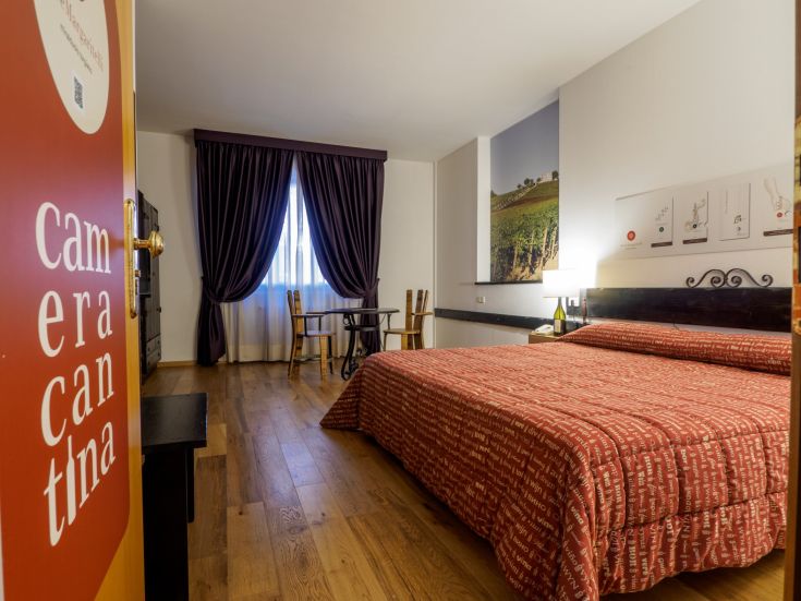 Komfortables Hotelzimmer mit einfachen Details, ideal für einen entspannten Aufenthalt.