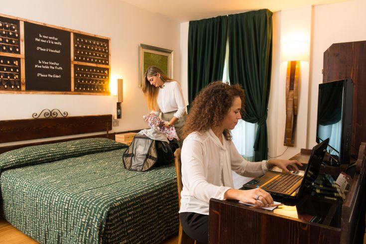 Ein gemütlicher Raum mit schlichten Dekorationen, ideal zum Entspannen.