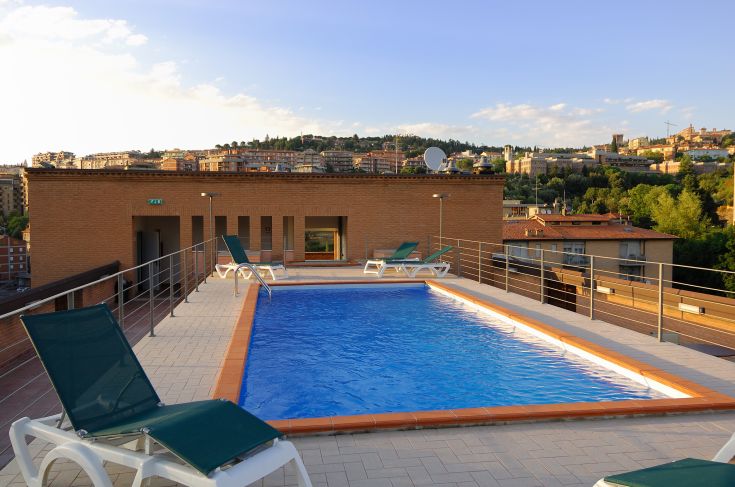 Dachpool-Szene mit Panoramablick auf Perugia und die umliegenden Hügel.