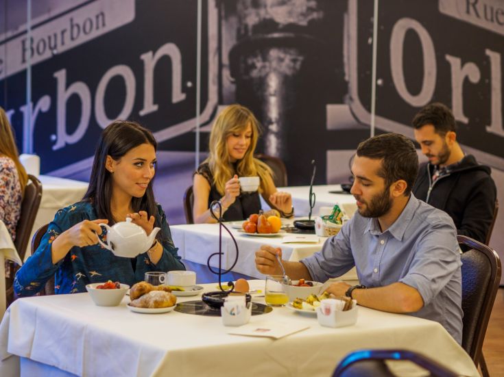 Frühstück in einer gemütlichen Atmosphäre mit Wein- und Jazzdekoren, perfekt, um einfache und frische Gerichte zu genießen.