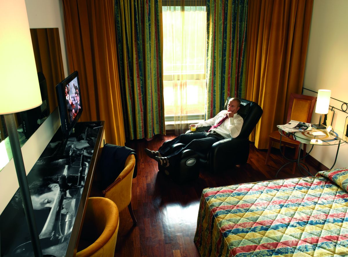 Ein einfaches Hotelzimmer, gut eingerichtet mit modernen Möbeln und beruhigenden Farben.