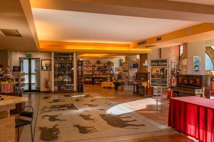 Ein gemütlicher Raum, der Wein und Jazz im Hotel Giò in Perugia gewidmet ist.