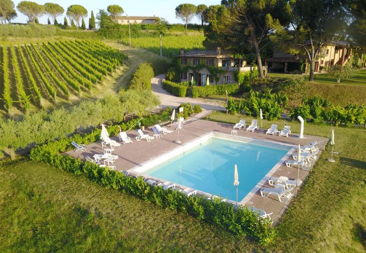Relax in the pool surrounded by vineyards and nature, enjoying the typical landscapes of the area.