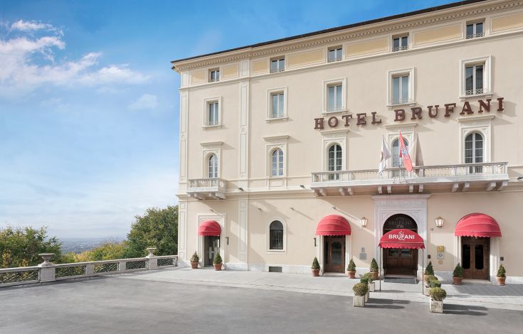 L'Hotel Brufani, struttura a 5 stelle, affacciata sulla valle Umbra dal 1884, offre un'accoglienza elegante.