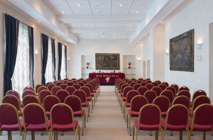 Sala riunioni dell'Hotel Brufani, adatta per eventi e conferenze, con arredi semplici e funzionali.