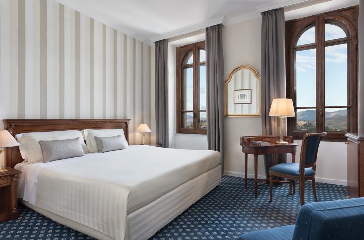 Camera ben arredata con elementi moderni, ideale per momenti di relax.