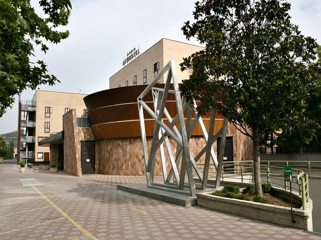 Hôtel moderne avec une décoration contemporaine, idéal pour des séjours en Ombrie.