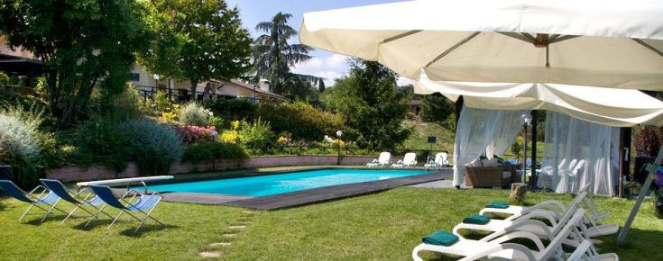 A swimming pool nestled in a well-kept garden, perfect for relaxing moments outdoors.