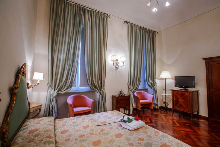 Cozy room with traditional furnishings and modern comforts, perfect for a tranquil stay.