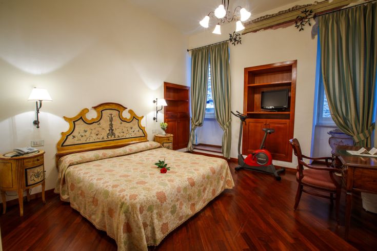 Simple and comfortable hotel room, furnished with functional elements for a pleasant stay.
