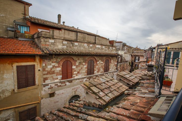 Panoramic view of a charming historic center with stone buildings and brick roofs.
