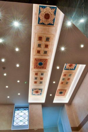 Soffitto caratterizzato da illuminazione soffusa e dettagli semplici.