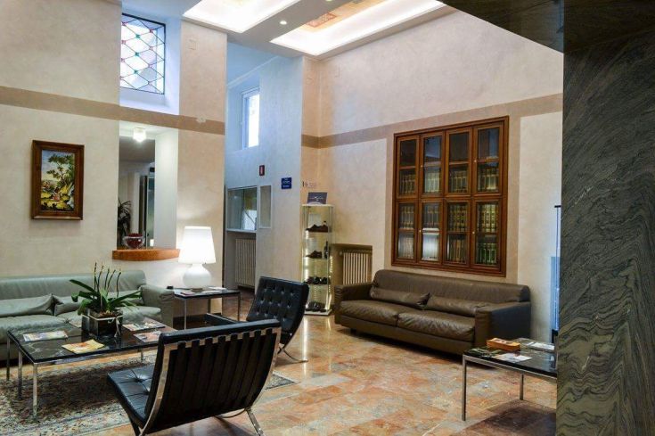 Un soggiorno spazioso arredato in stile moderno, con toni neutri e un'atmosfera confortevole per momenti di relax.