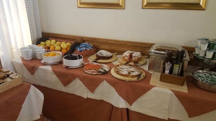 Un assortimento di dolci, frutta fresca e bevande per una piacevole colazione.