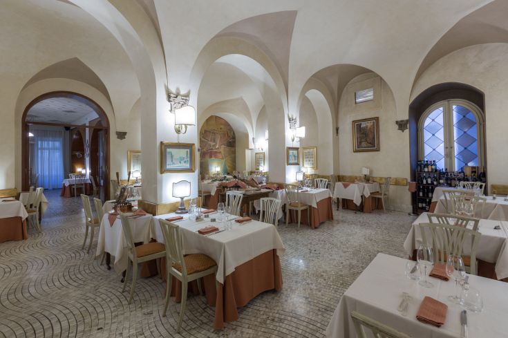 Ristorante con arredi semplici e un'atmosfera accogliente. Tavoli ben disposti e arredamento sobrio.