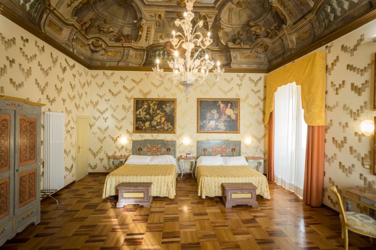 Camera con arredi classici, recentemente ristrutturata e fornita di tutti i comfort moderni.