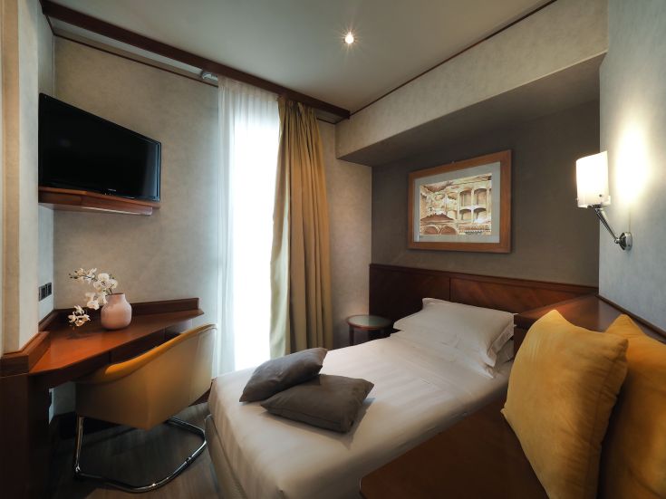 Camera con arredi semplici e un'atmosfera rilassante, ideale per un soggiorno tranquillo.