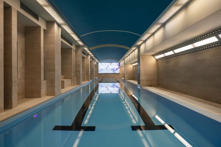 Piscina ampia e luminosa immerse in un grazioso giardino, ideale per trascorrere momenti di relax.