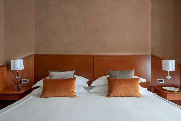 Stanza ben illuminata con arredi funzionali e confortevoli. La luce naturale crea un'atmosfera accogliente.