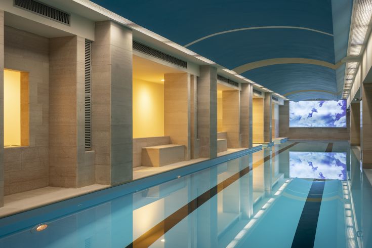 Piscina situata all'interno del Park Hotel, ambiente tranquillo e moderno per il relax degli ospiti.