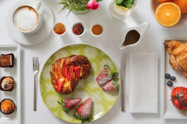 Colazione variata con dolci e frutta fresca al Palazzo Perugia Park.
