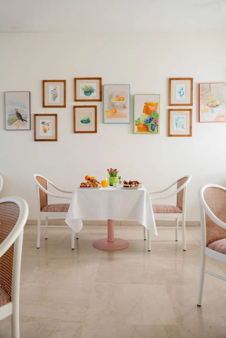 Una sala ben illuminata con un tavolo apparecchiato per una colazione.