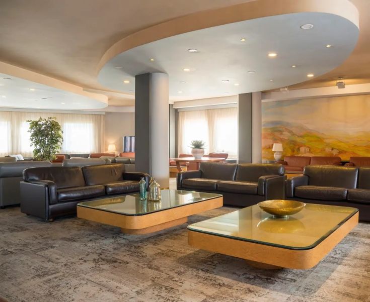 Spazio accogliente e ben illuminato al Perugia Park Hotel, con arredi semplici e zone dedicate al relax.