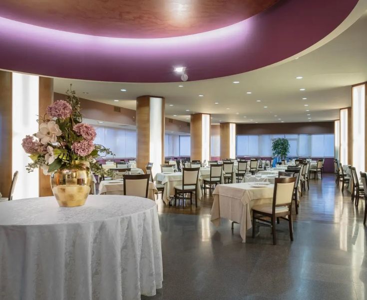 Un ristorante con spazi ampi e decorazioni curate, adatto per cene in occasioni speciali.