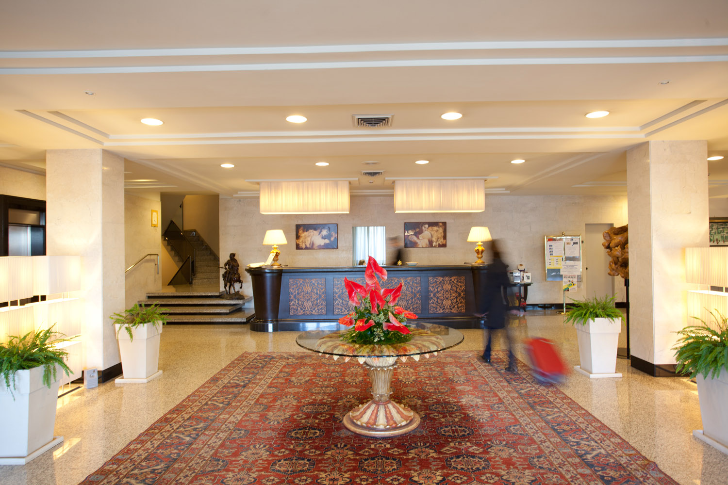 Ambiente sobrio con arredi funzionali e piante verdi, ideale per un'accoglienza semplice.