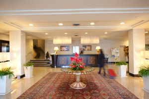 Sleek environment with functional furniture and green plants, perfect for a simple welcoming.