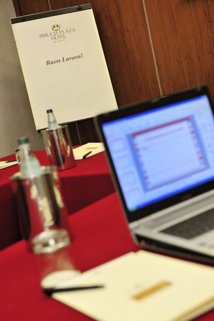 The meeting room in the Umbrian palace provides a functional and comfortable space for events.