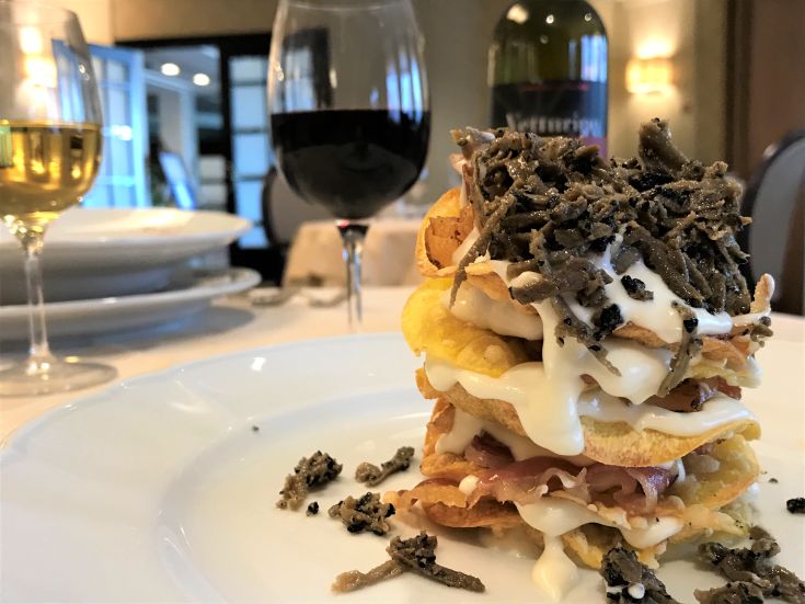 A gourmet dish composition, ideal for satisfying various tastes.