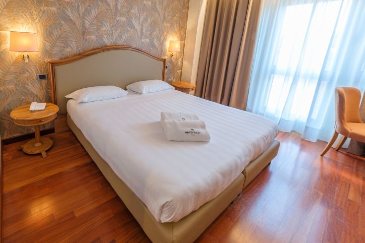 Cozy double room with simple decor and good lighting.