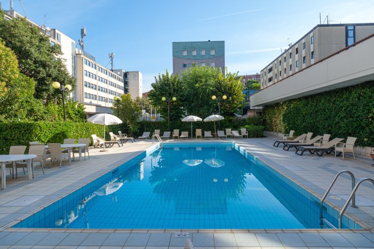 A pool surrounded by trees, ideal for relaxing moments in nature.