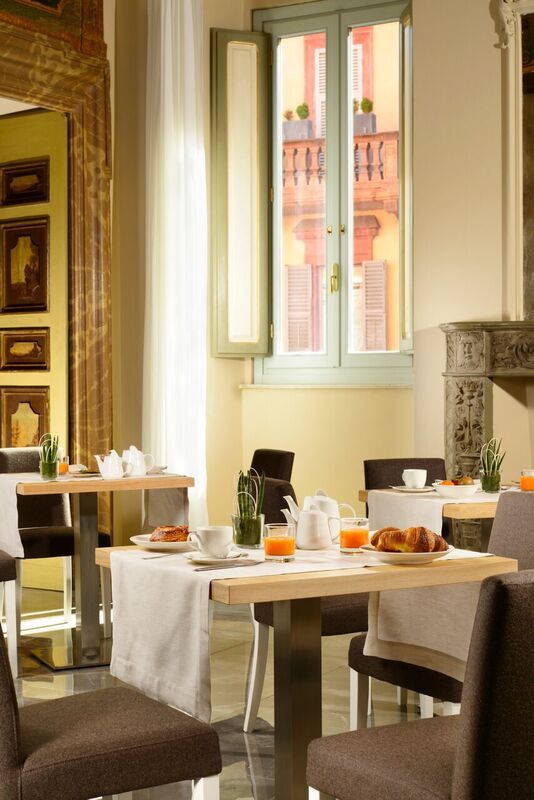 Elegant stay with well-set tables and a view of Corso Vannucci in Perugia.