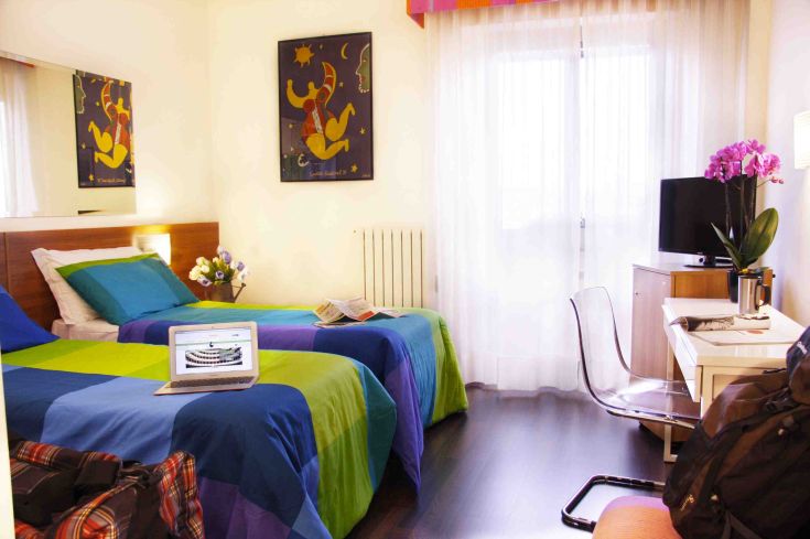 Einfaches Zimmer im Hotel Ilgo, mit ruhigen Farbtönen und einer friedlichen Atmosphäre.