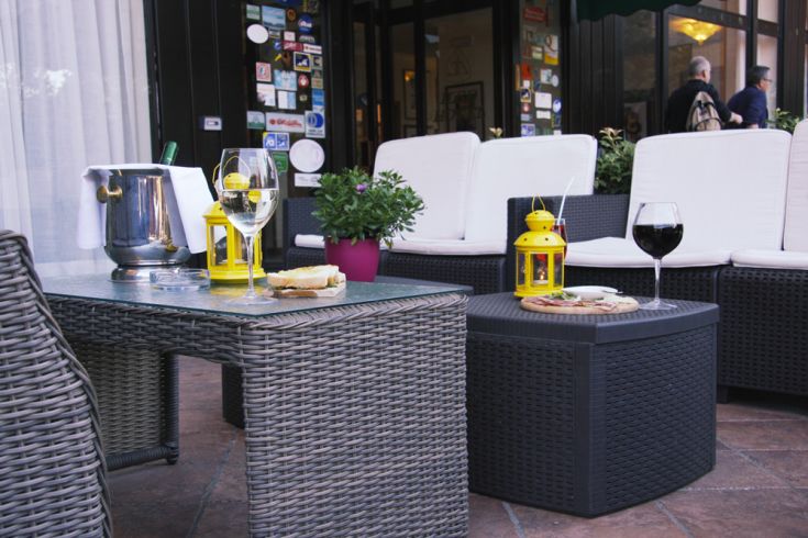 Ein gemütlicher Ort mit Getränken und Snacks, ideal für eine entspannte Auszeit.