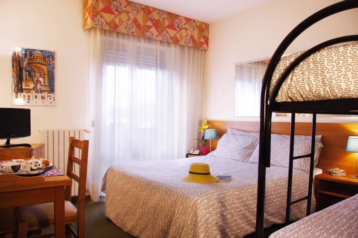 Einfaches Zimmer im Hotel Ilgo, ideal für Familien und Reisende, die Ruhe suchen.