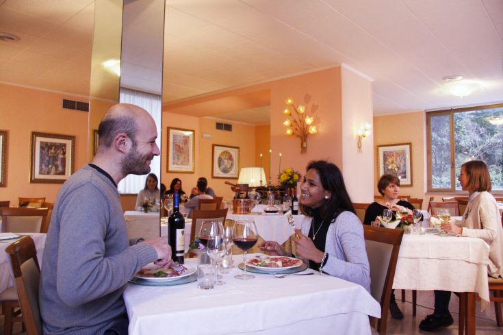 Eine warme und intime Atmosphäre für ein Abendessen in einem gut dekorierten Restaurant.