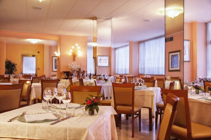 Ein Restaurant mit ordentlich gedeckten Tischen und einer gemütlichen Atmosphäre.