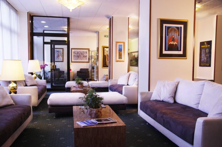Die Lounge des Hotels Ilgo, ein komfortabler Raum ideal zum Entspannen und Sozialisieren.