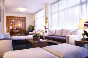 Helle und gemütliche Hotelumgebung mit einfachen Möbeln und einer ruhigen Atmosphäre.