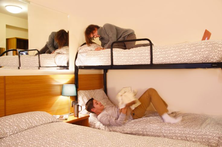 Ein einladendes Hotelzimmer bietet Platz zum Lesen und für familiäre Zusammenkünfte.