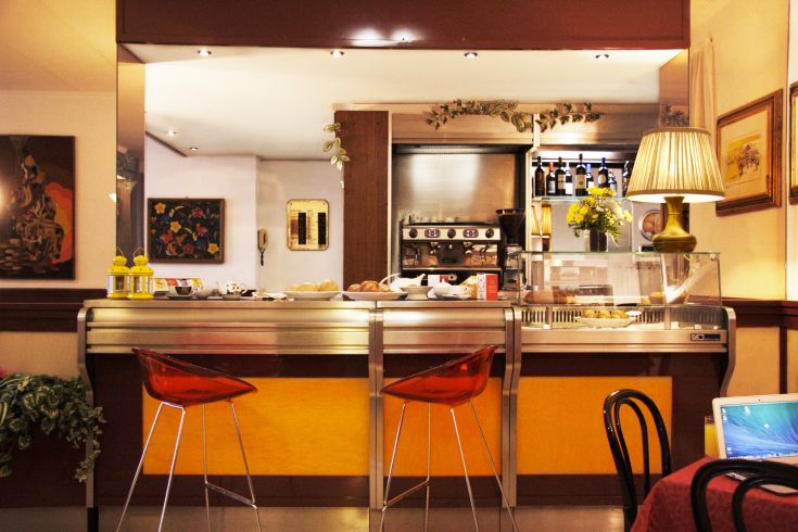 Gemütlicher Raum mit Barbereich und Restaurant, ideal zum Entspannen und geselligem Beisammensein.