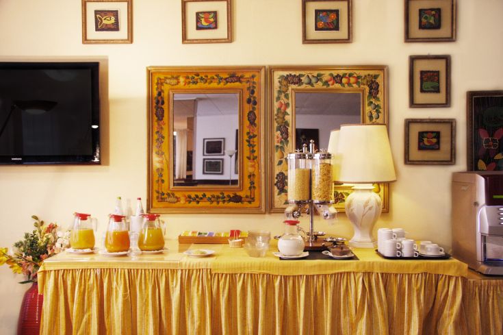 Frühstücksbuffet mit Säften und Cerealien in einer ruhigen und einladenden Atmosphäre.