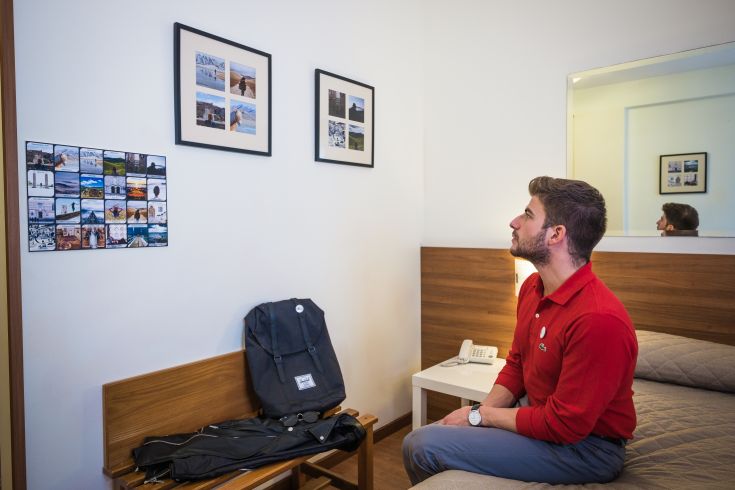 Ein Gast betrachtet die Fotos, die in den Gemeinschaftsbereichen des Ilgo Hotels in Perugia hängen.